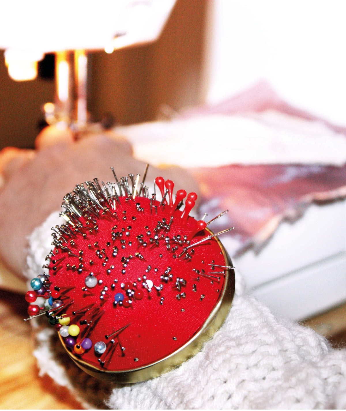 Marie recousant un vêtement